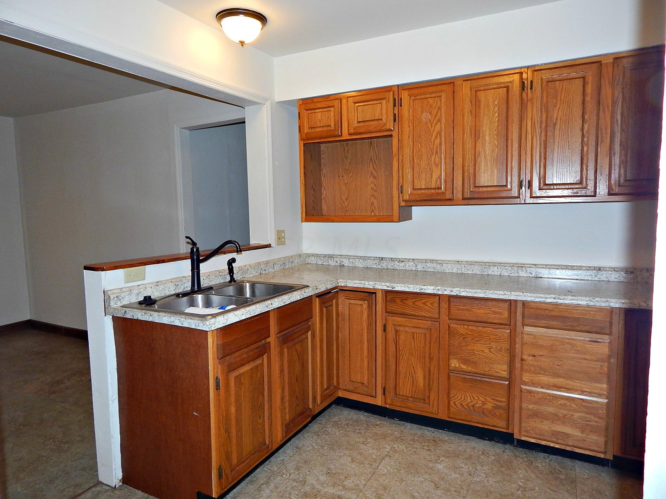 859 Demorest Road Columbus, OH 43204 - Photo 4 of 17 Gallery Image 4