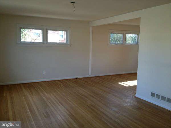 2437 Lakewood Road Baltimore, MD 21234 - Photo 5 of 11 Living Room