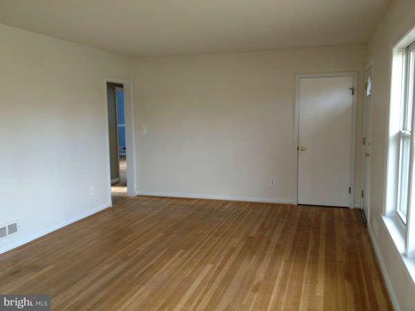 2437 Lakewood Road Baltimore, MD 21234 - Photo 6 of 11 Living Room