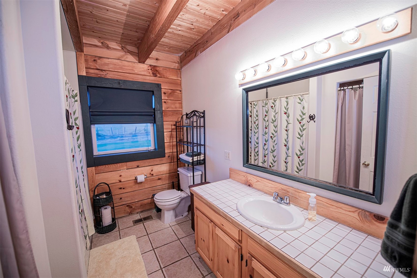 14352 Highway 12 Touchet, WA 99360 - Photo 14 of 40 a bathroom with a sink toilet and shower