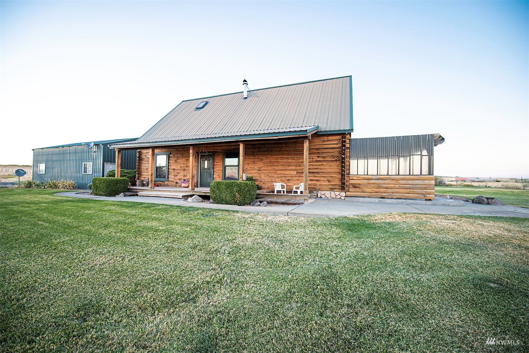 14352 Highway 12 Touchet, WA 99360 - Photo 10 of 40 a front view of a house with garden
