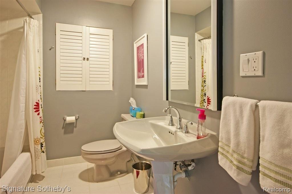 17240 Beverly Road Franklin, MI 48025 - Photo 13 of 23 Bathroom.JPG