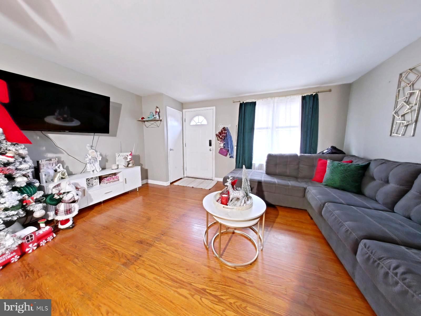 1413 Green Valley Road Norristown, PA 19401 - Photo 4 of 28 Living Room