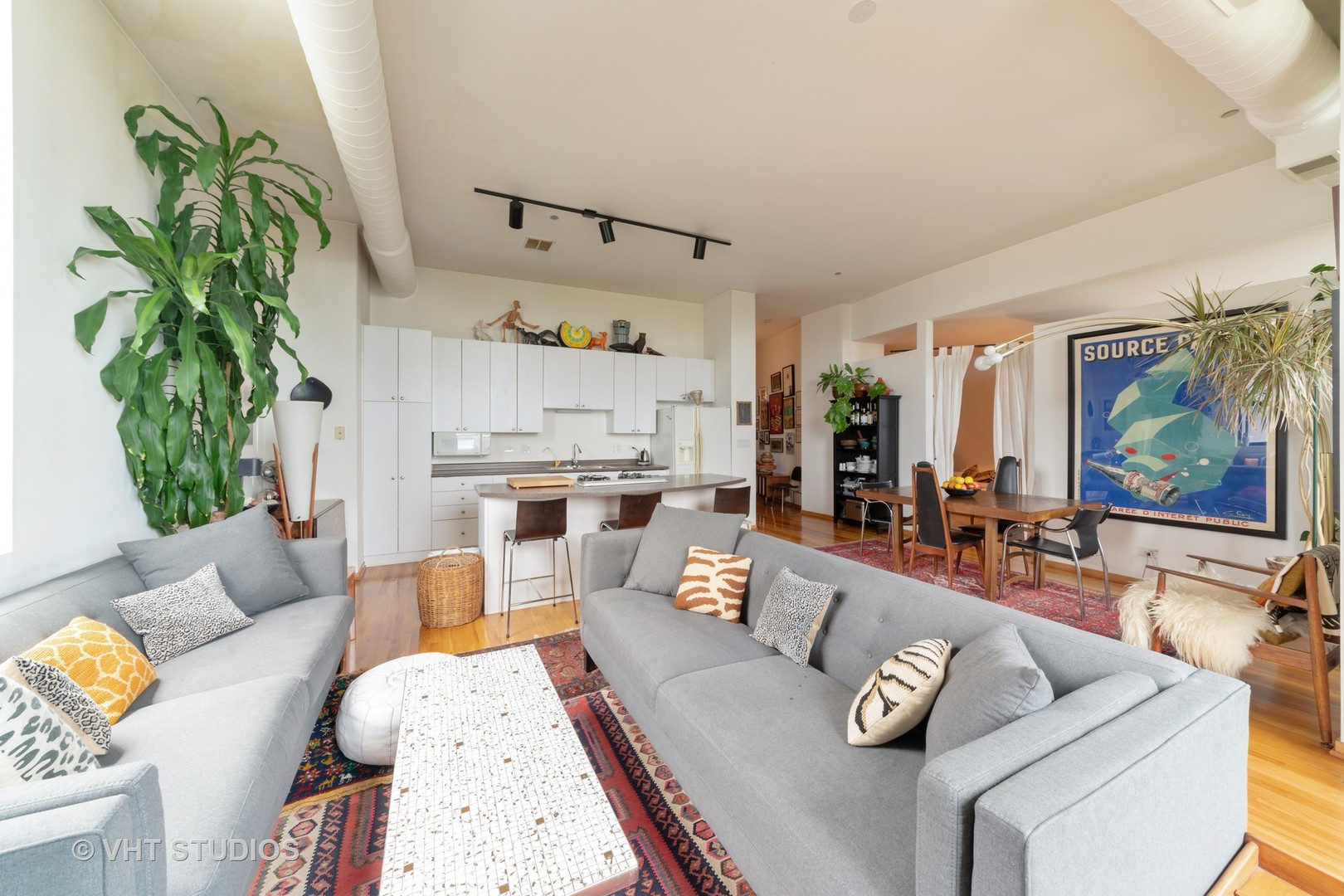 910 South Michigan Avenue, Unit 601 Chicago, IL 60605 - Photo 2 of 11 a living room with furniture kitchen view and a large window