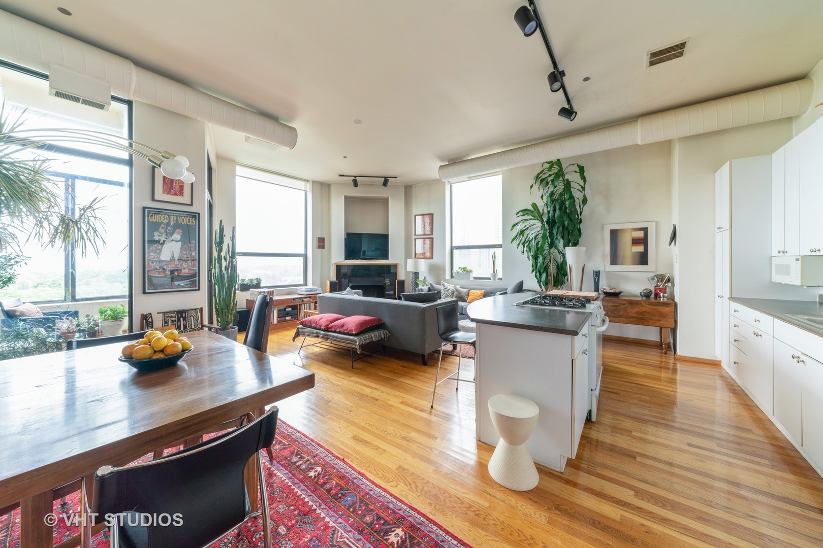 910 South Michigan Avenue, Unit 601 Chicago, IL 60605 - Photo 4 of 11 a view of a living room and dining room