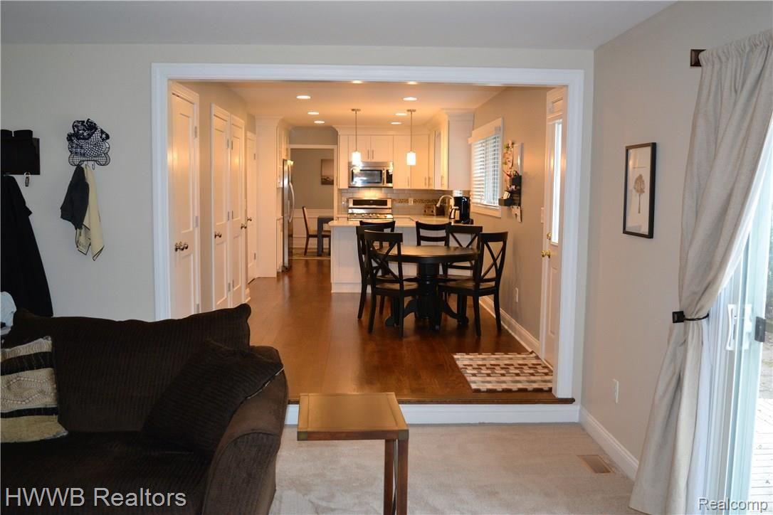 981 Hemlock Drive Rochester, MI 48307 - Photo 20 of 40 20-Family Room to Breakfast Area.JPG