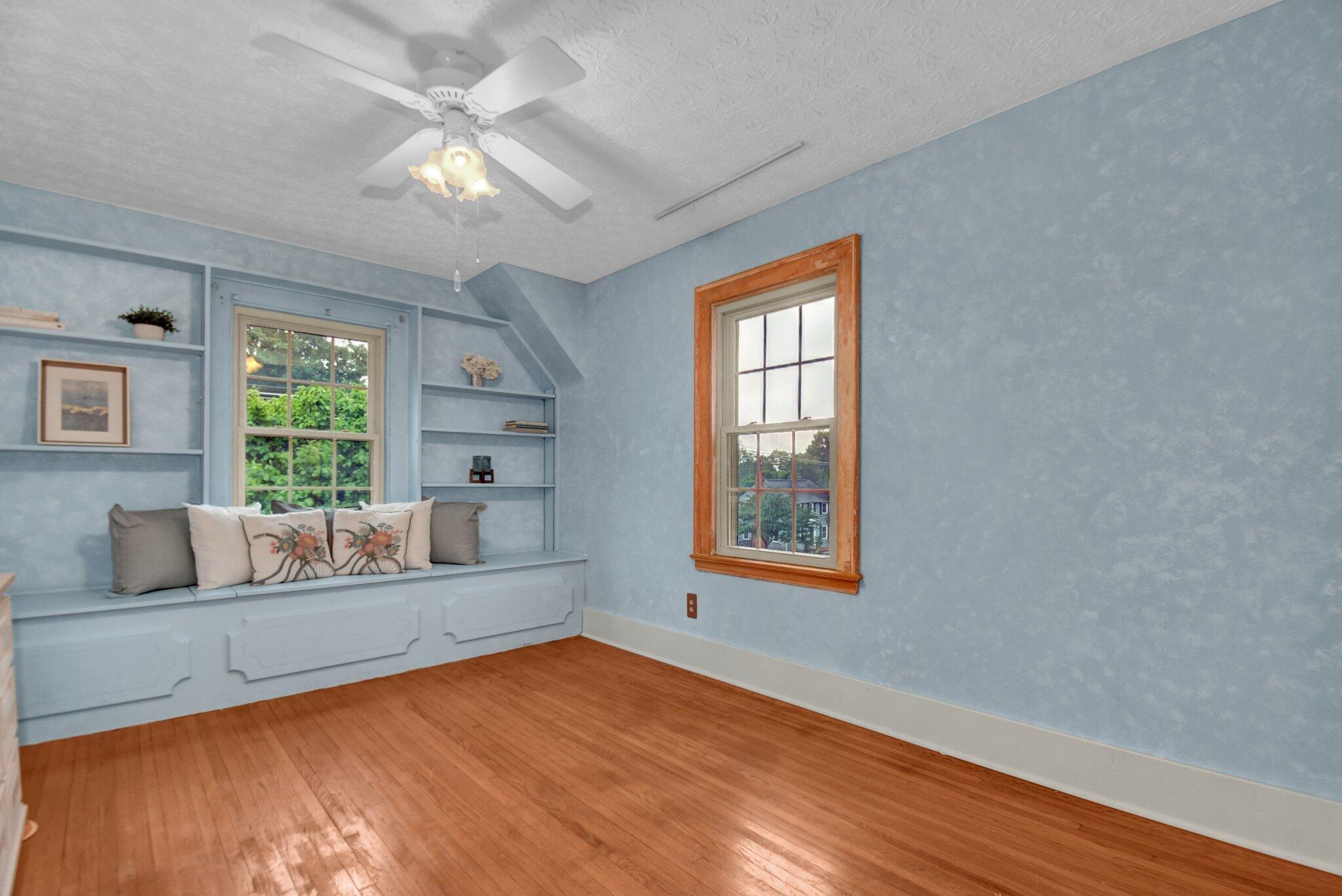 4433 Zeller Road Columbus, OH 43214 - Photo 20 of 34 Love this built in reading nook
