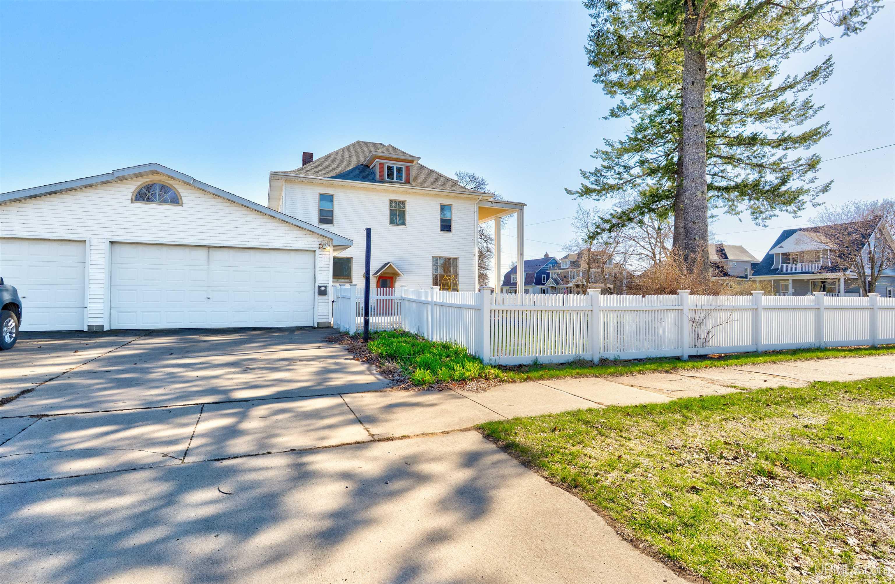 705 South 10th Street Escanaba, MI 49829 - Photo 28 of 45