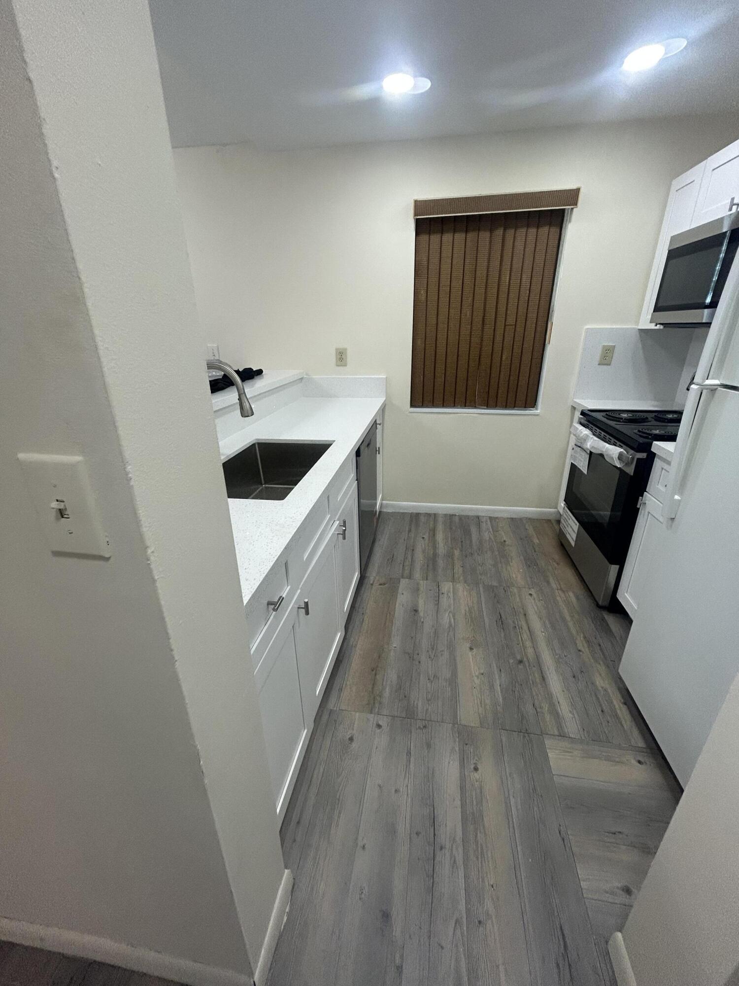 3252 Foxcroft Road, Unit 201 Miramar, FL 33025 - Photo 10 of 18 Kitchen3