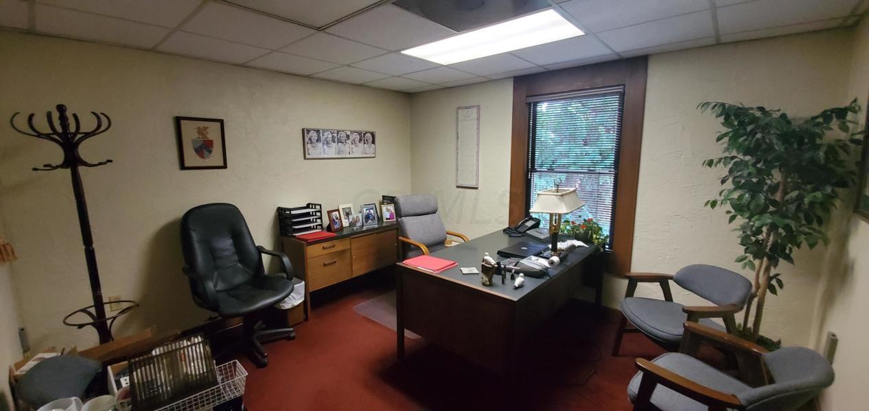 4920 Reed Road, Unit E Columbus, OH 43220 - Photo 11 of 20 12.5 x 12 office