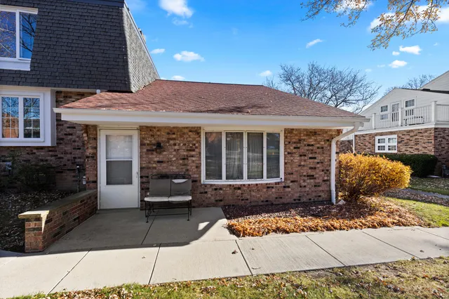 $239,900 | 5147 South Camelot Lane, Greenfield, WI 53221