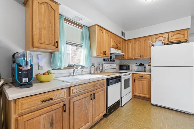 $234,900 | 5147 South Camelot Lane, Greenfield, WI 53221