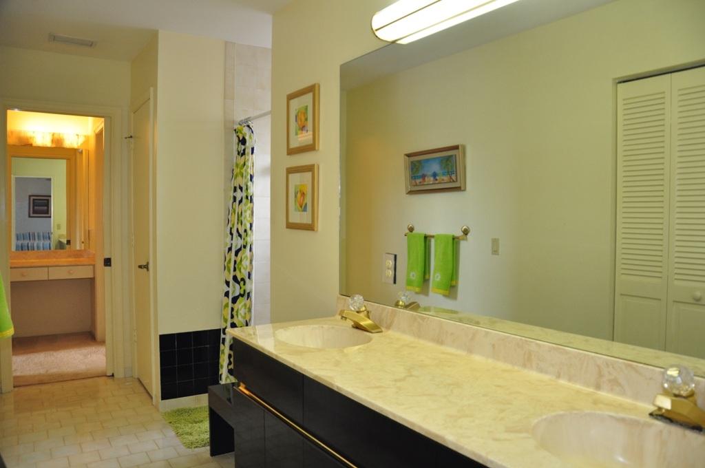6514 Via Benita Boca Raton, FL 33433 - Photo 27 of 31 2nd Bathroom