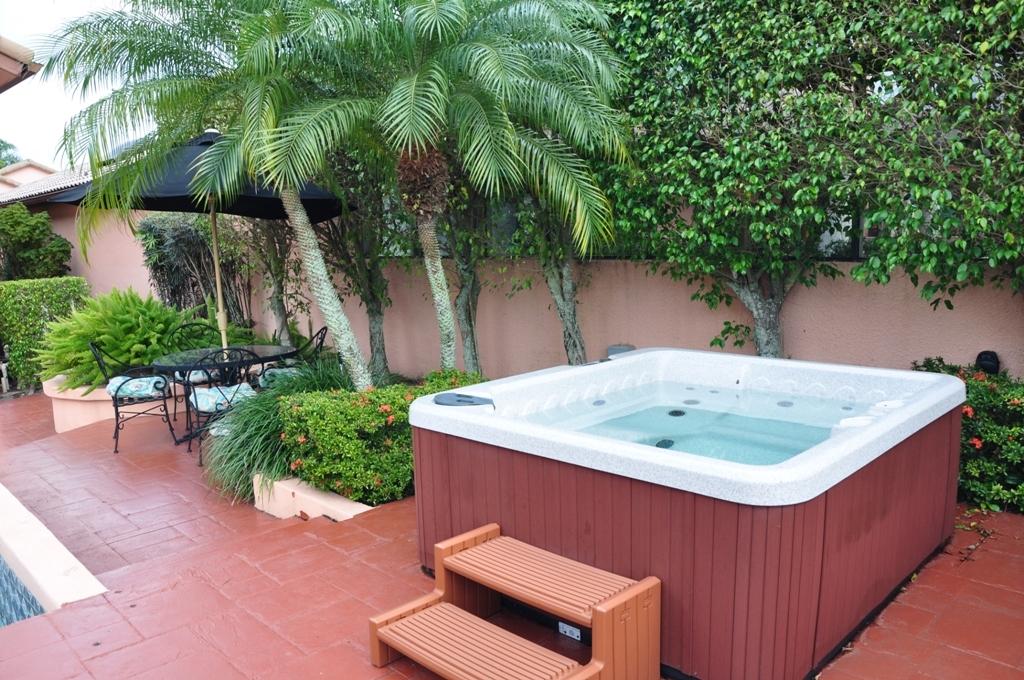 6514 Via Benita Boca Raton, FL 33433 - Photo 3 of 31 Jacuzzi
