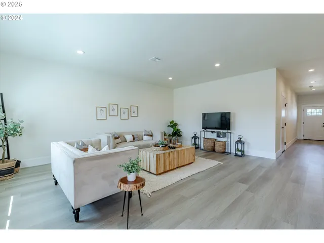 $375,000 | 735 Periander Way, Harrisburg, OR 97446