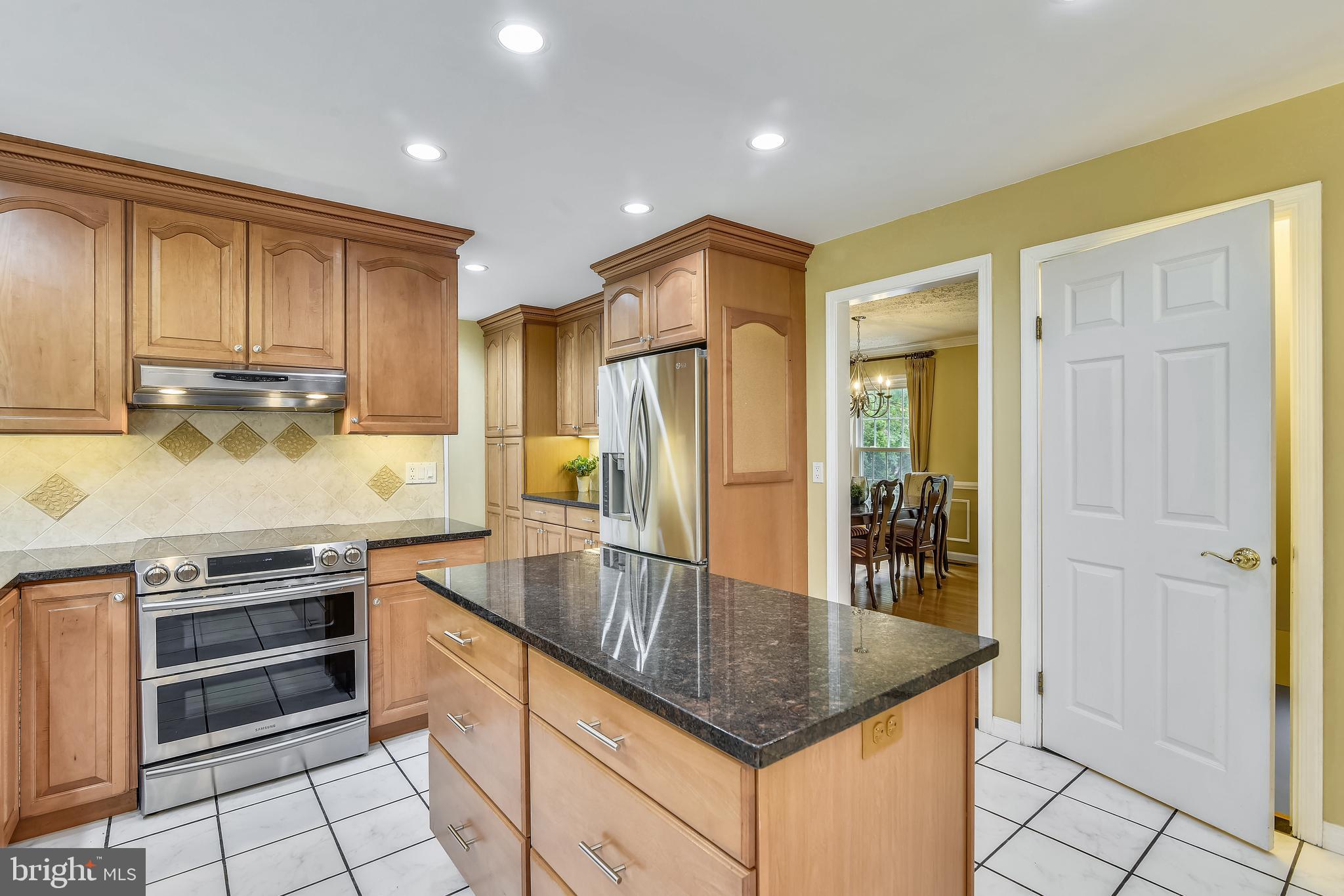 11628 Quail Ridge Court Reston, VA 20194 - Photo 8 of 30 Upgraded appliances & granite counters