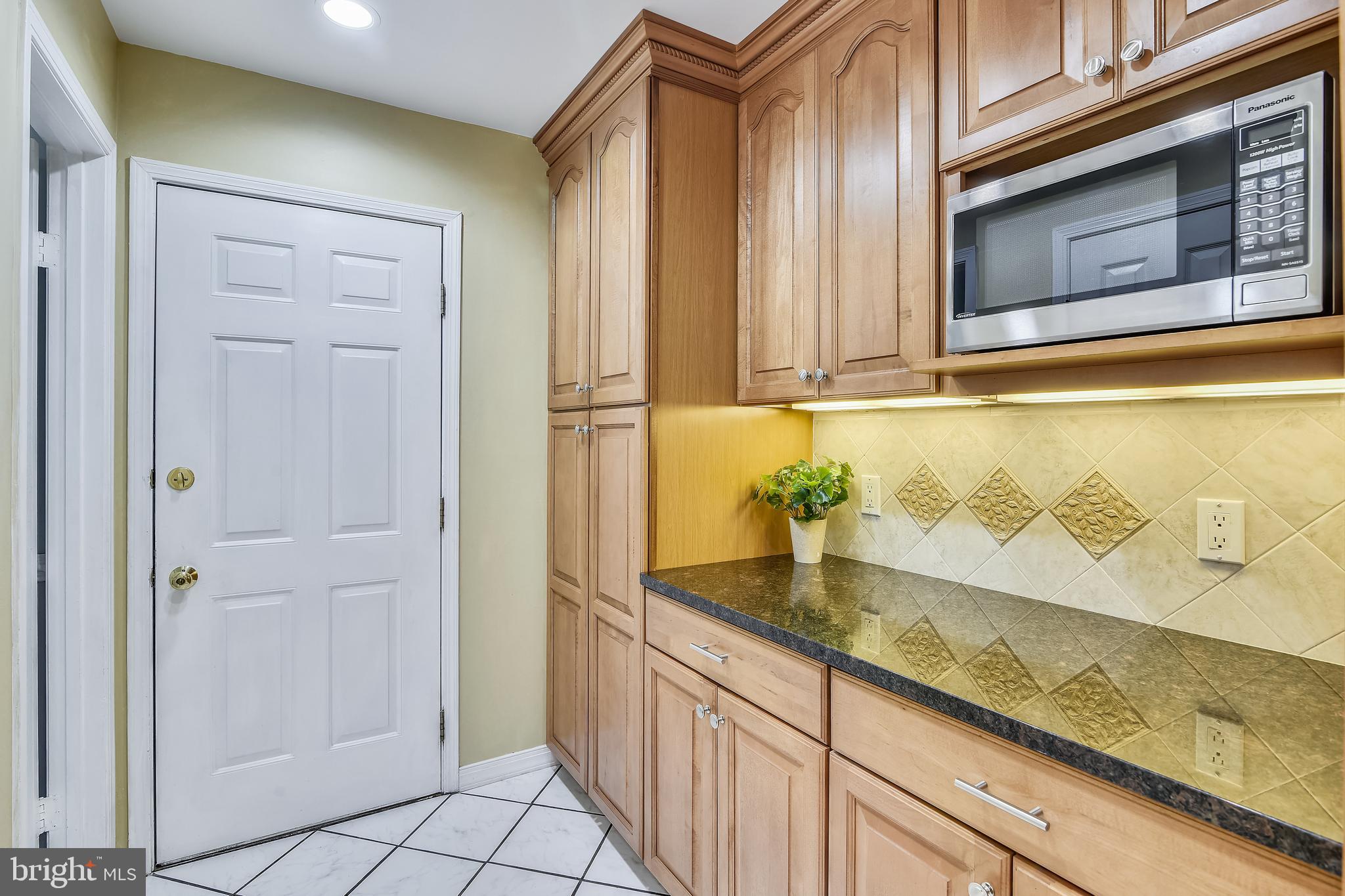 11628 Quail Ridge Court Reston, VA 20194 - Photo 9 of 30 Butler's Pantry