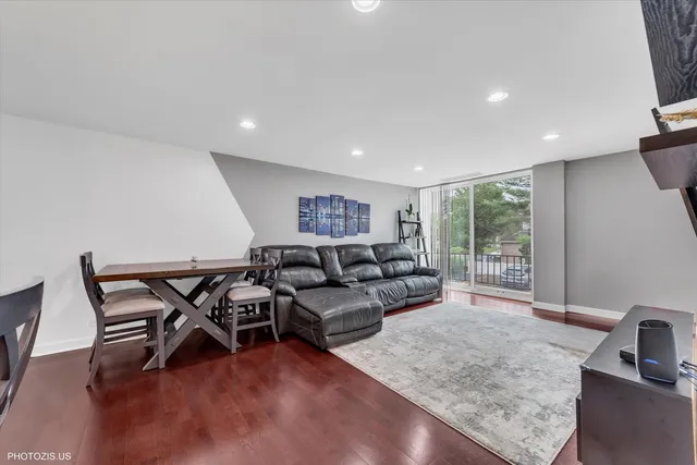 $245,000 | 190 South Wood Dale Road, Unit 200, Wood Dale, IL 60191