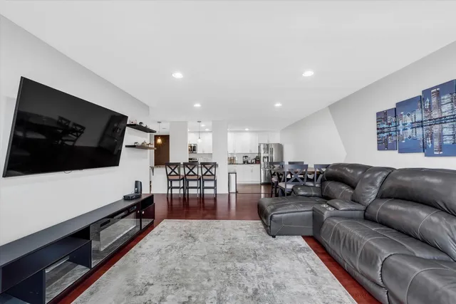 $245,000 | 190 South Wood Dale Road, Unit 200, Wood Dale, IL 60191