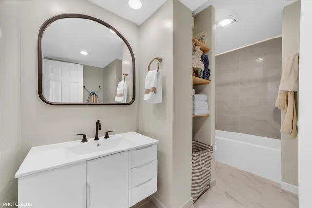 $245,000 | 190 South Wood Dale Road, Unit 200, Wood Dale, IL 60191