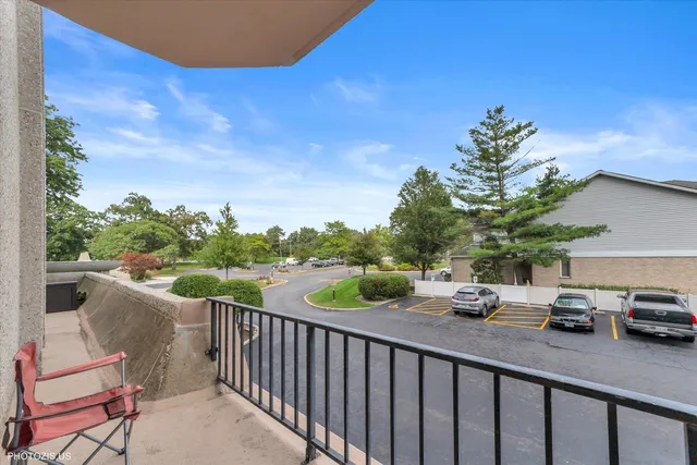 $245,000 | 190 South Wood Dale Road, Unit 200, Wood Dale, IL 60191