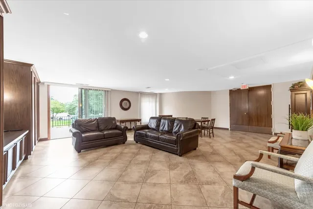 $245,000 | 190 South Wood Dale Road, Unit 200, Wood Dale, IL 60191