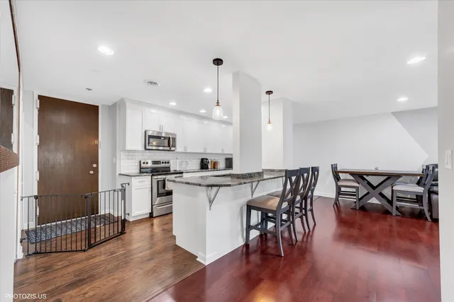 $245,000 | 190 South Wood Dale Road, Unit 200, Wood Dale, IL 60191