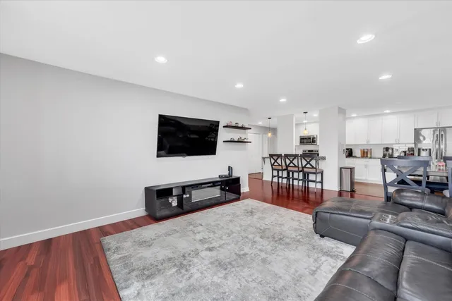 $245,000 | 190 South Wood Dale Road, Unit 200, Wood Dale, IL 60191