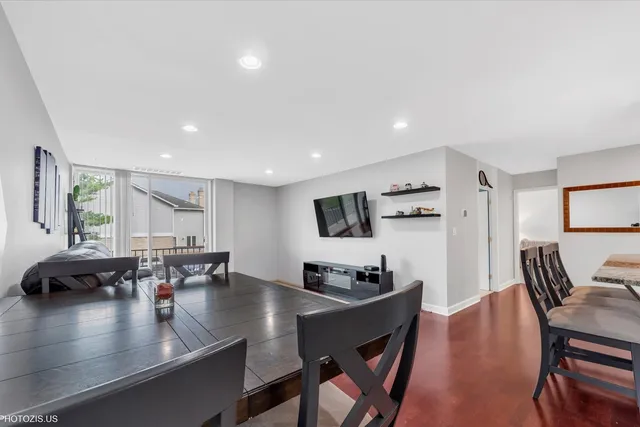 $245,000 | 190 South Wood Dale Road, Unit 200, Wood Dale, IL 60191