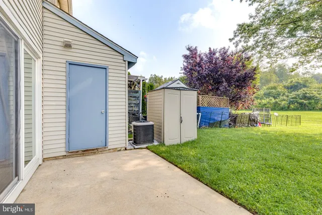 a view of a house with backyard and trees