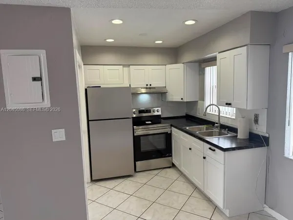 $1,950 | 5870 Northwest 16th Place, Unit 4, Sunrise, FL 33313