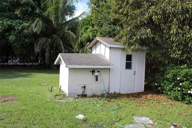 a view of a backyard
