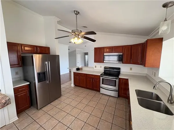 $2,400 | 1037 Kingsway Drive East, Gretna, LA 70056