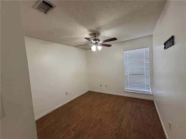 $2,400 | 1037 Kingsway Drive East, Gretna, LA 70056