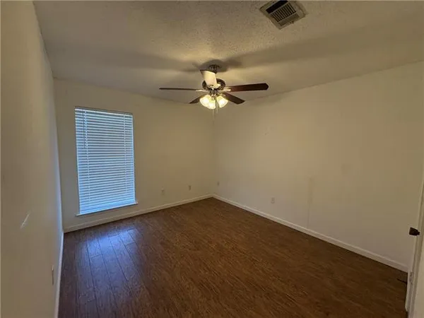 $2,400 | 1037 Kingsway Drive East, Gretna, LA 70056