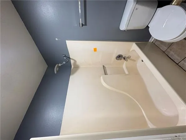 $2,400 | 1037 Kingsway Drive East, Gretna, LA 70056