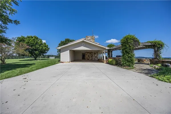 $899,983 | 6350 Roscoe Road, Denton, NC 27239