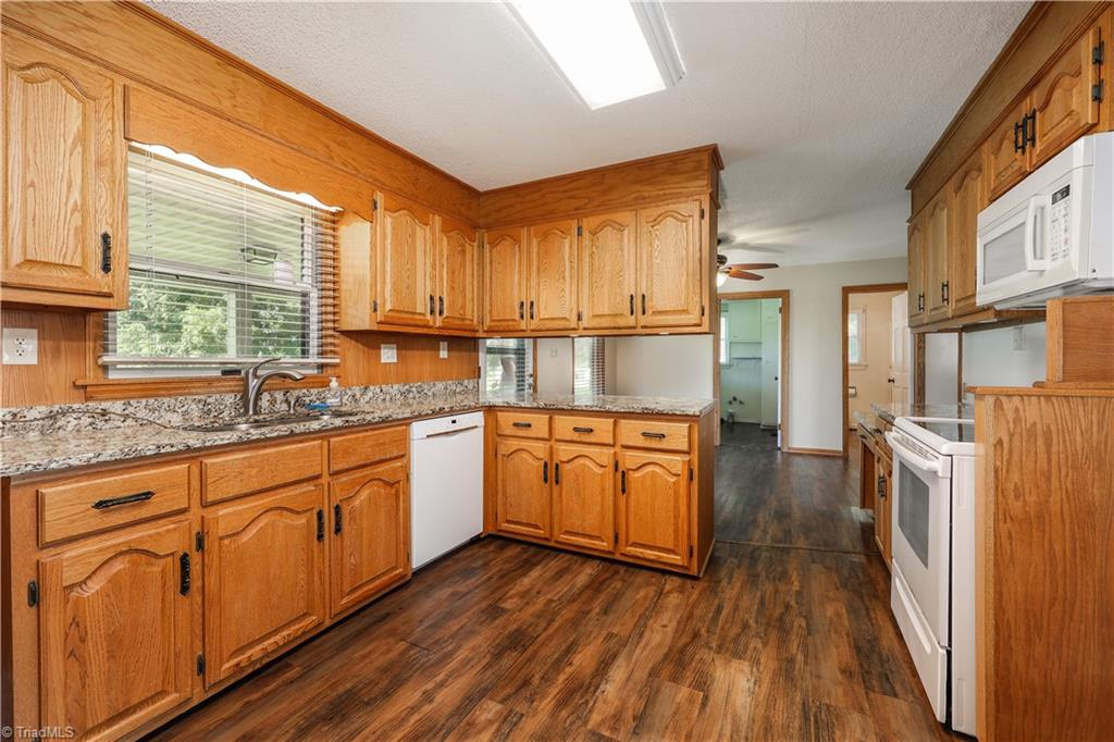 6350 Roscoe Road Denton, NC 27239 - Photo 10 of 50 Kitchen with under cabinet lights