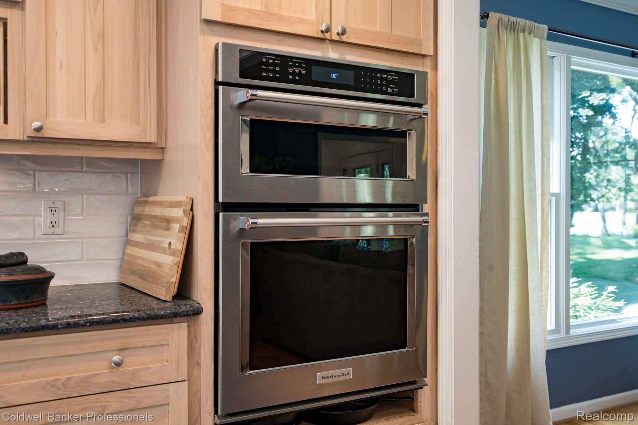 6540 Springfield Lane Clarkston, MI 48346 - Photo 11 of 57 Convection microwave and oven