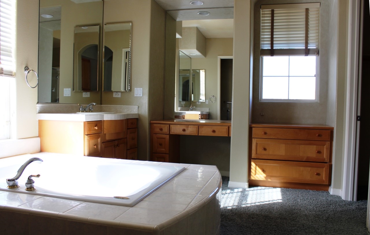 13635 Overland Pass Road Poway, CA 92064 - Photo 21 of 25 Large spa like bathroom, dual sinks, separate commode room, large shower area, dual walk-in closets and spa tub.