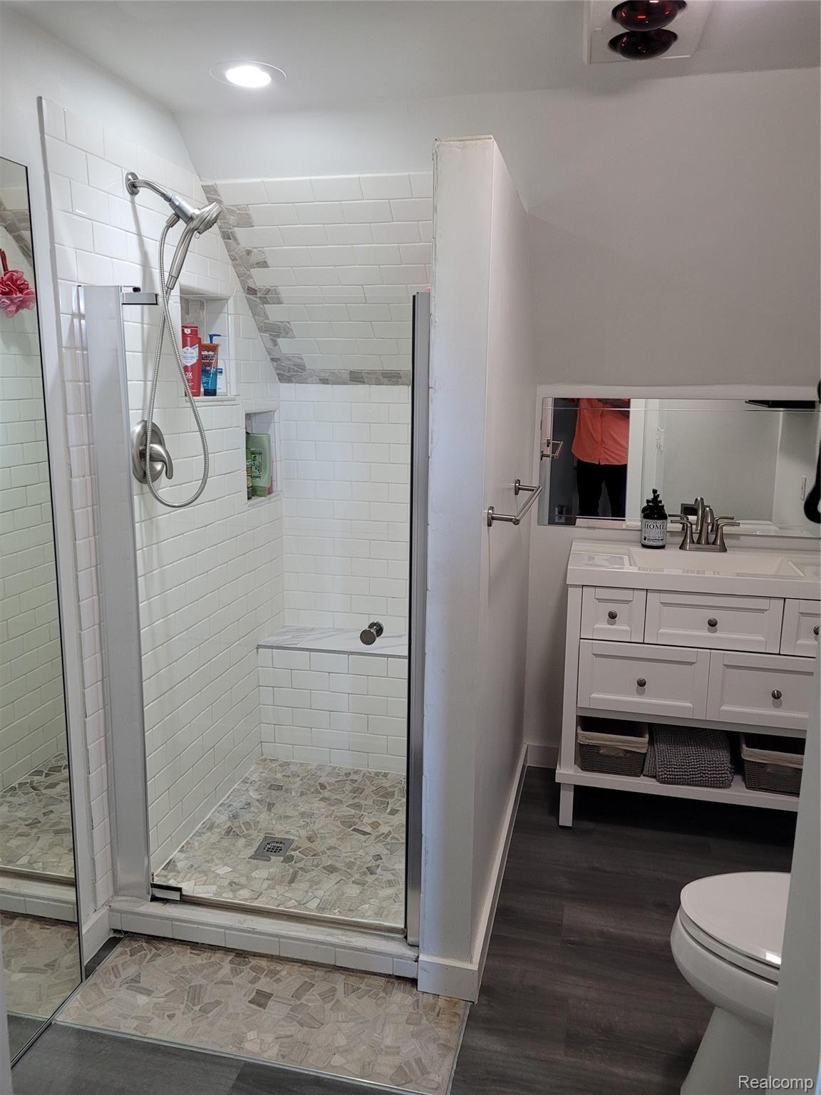 2735 North Latson Road Howell, MI 48855 - Photo 5 of 24 bath up.jpg