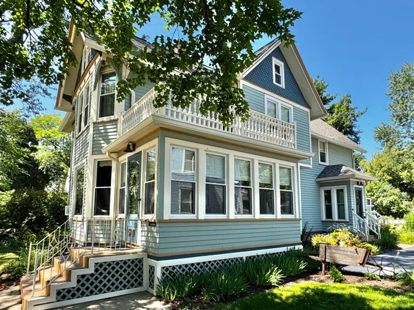 $649,900 | 520 West Wisconsin Avenue, Oconomowoc, WI 53066