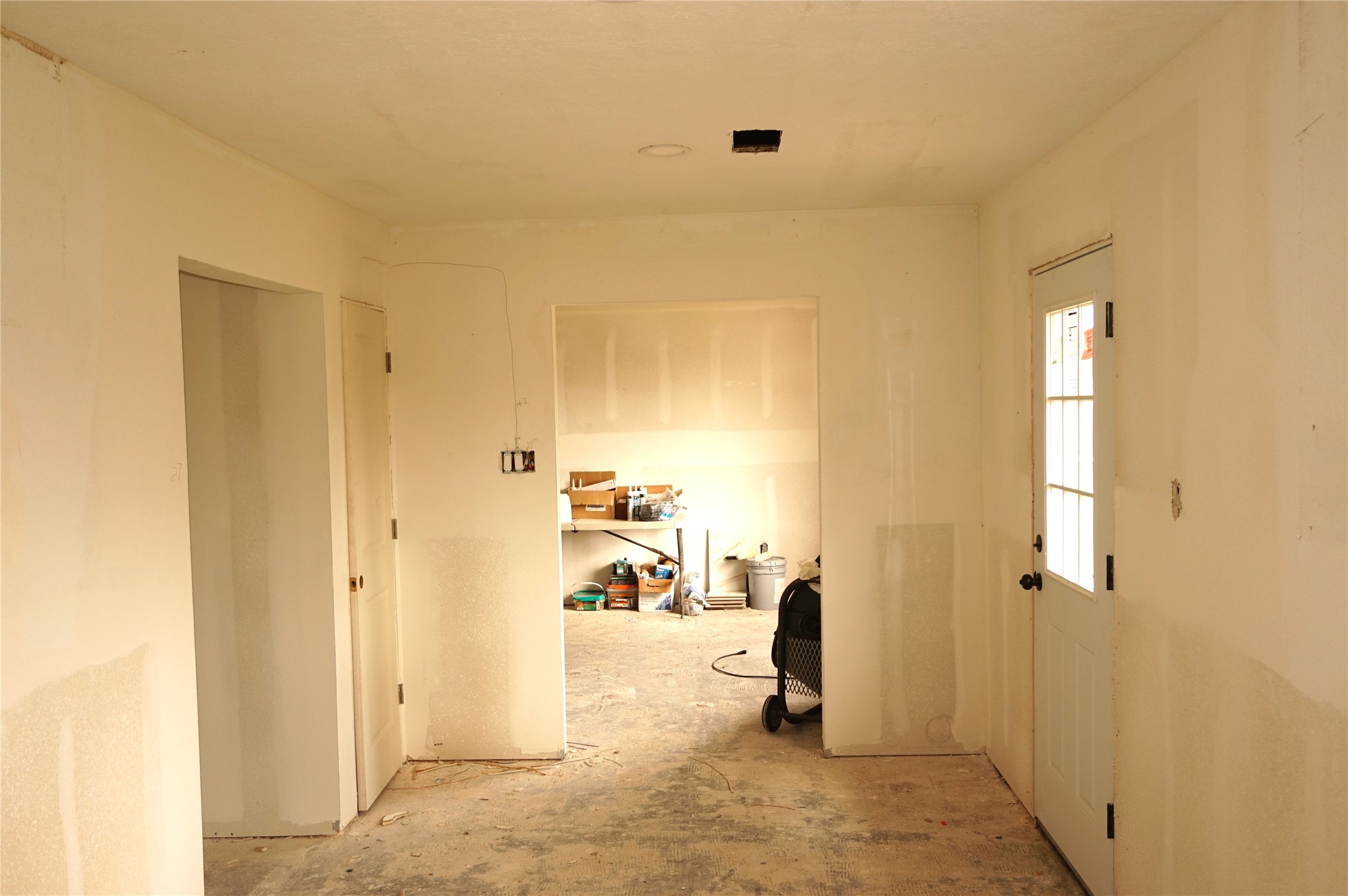 15902 Dunman Lane Houston, TX 77044 - Photo 12 of 28 a view of a livingroom with wooden floor and a bathroom
