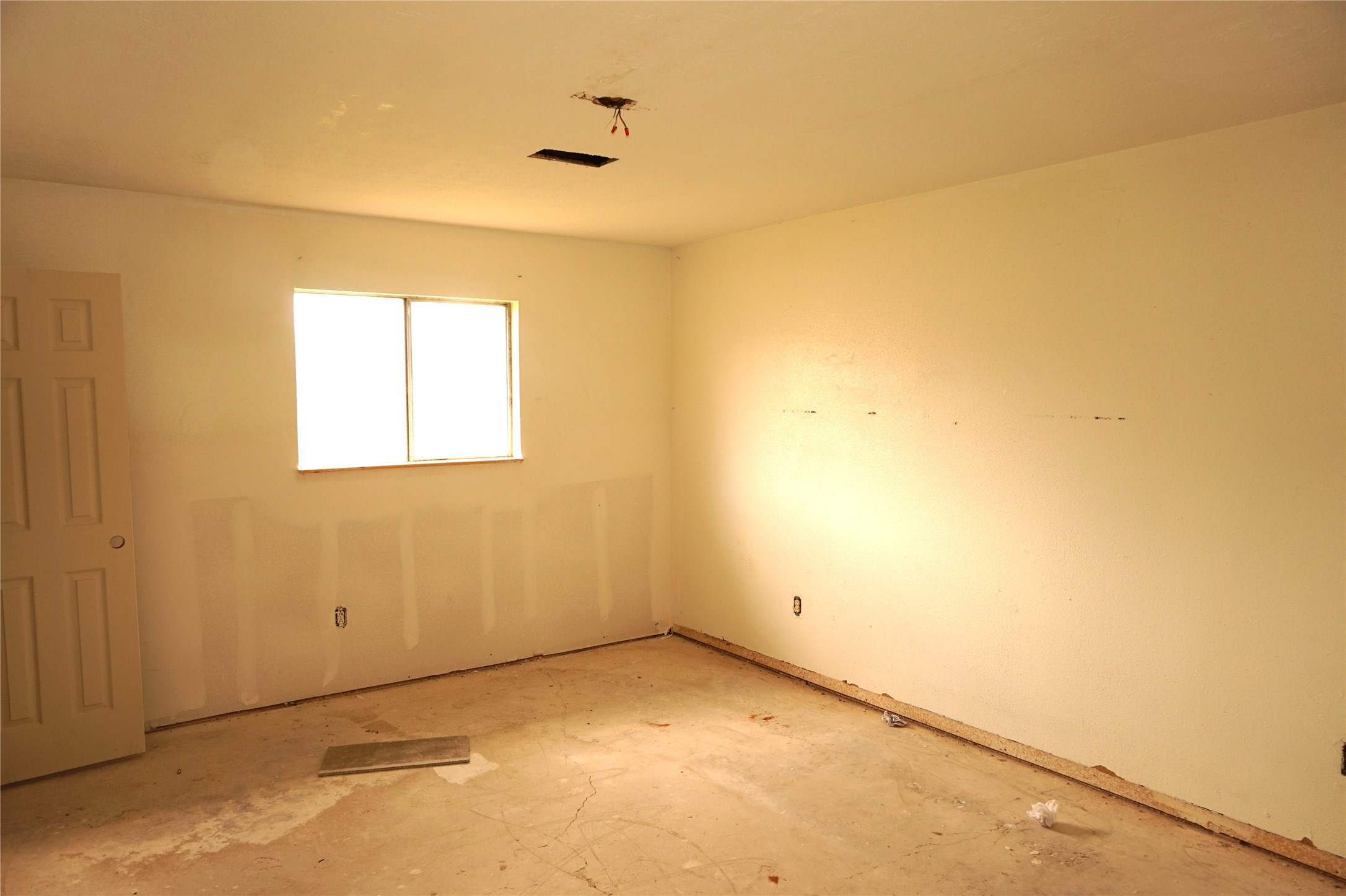 15902 Dunman Lane Houston, TX 77044 - Photo 18 of 28 an empty room with a empty space and a window