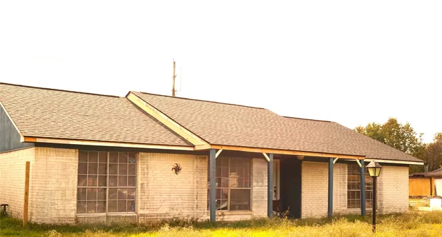 a house view with swimming pool