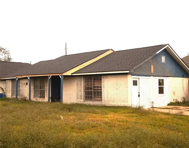 a front view of house with yard