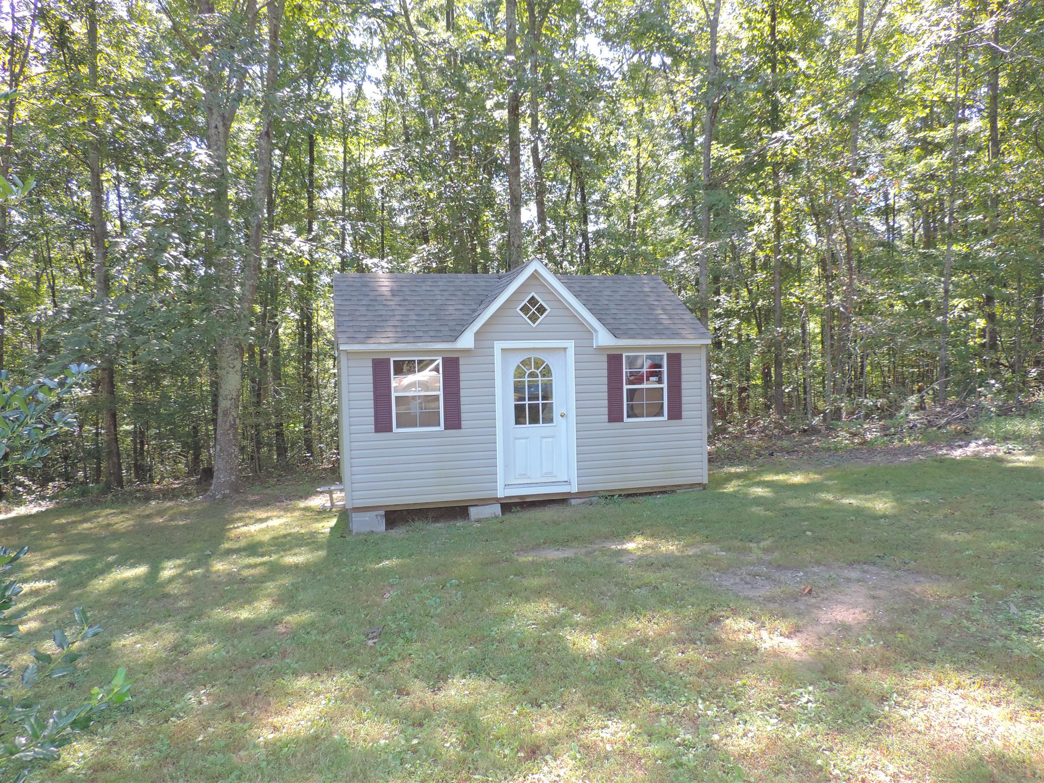 6615 Slaughter Road Santa Fe, TN 38482 - Photo 8 of 30 a front view of a house with a garden