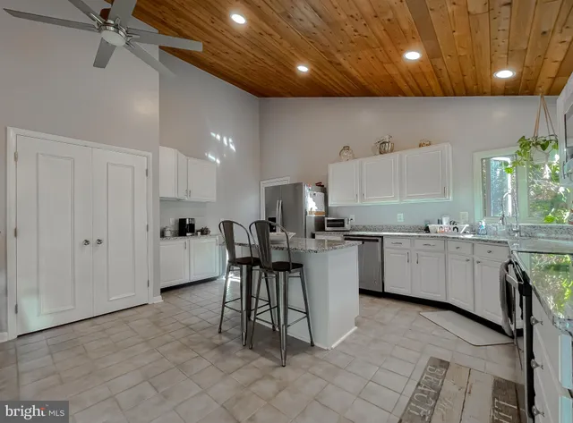 a picture of a black and white photo