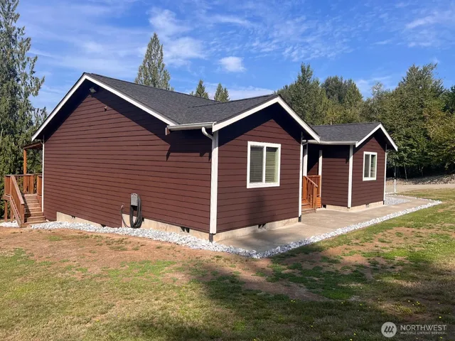 a view of a house with a yard