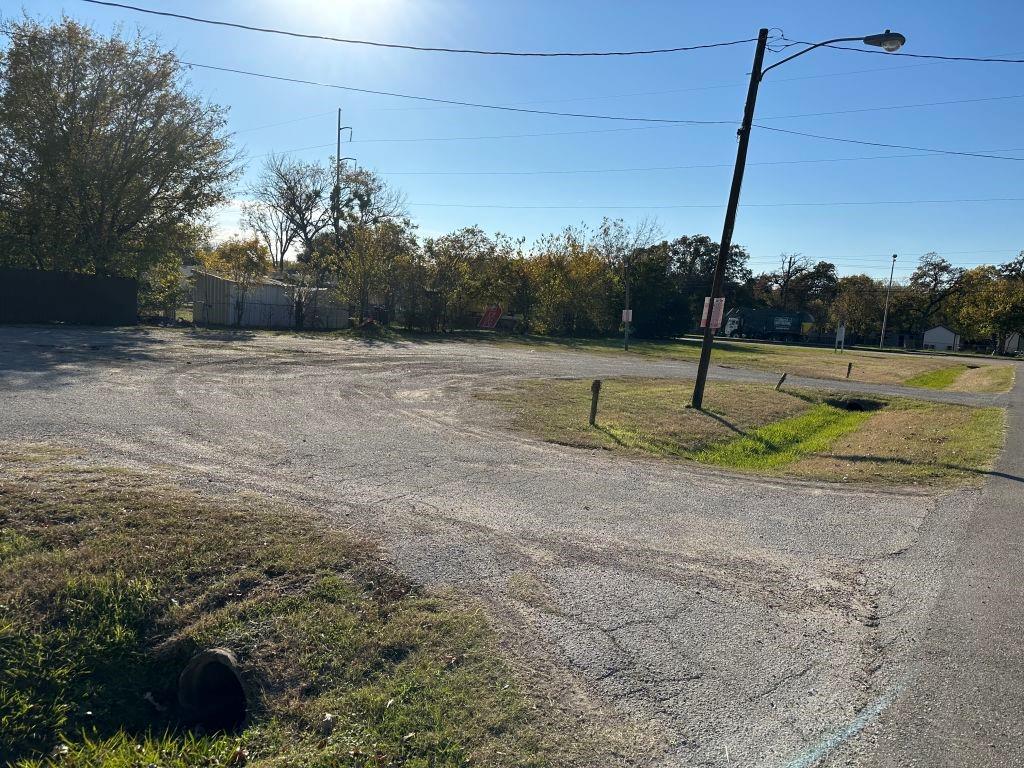 1106 Murdock Road Dallas, TX 75217 - Photo 10 of 11 a backyard of a house